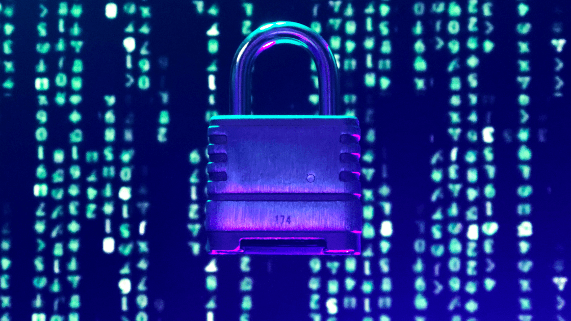 kłódka na ciemnym tle z zielonymi znakami symbol cyberbezpieczeństwa
